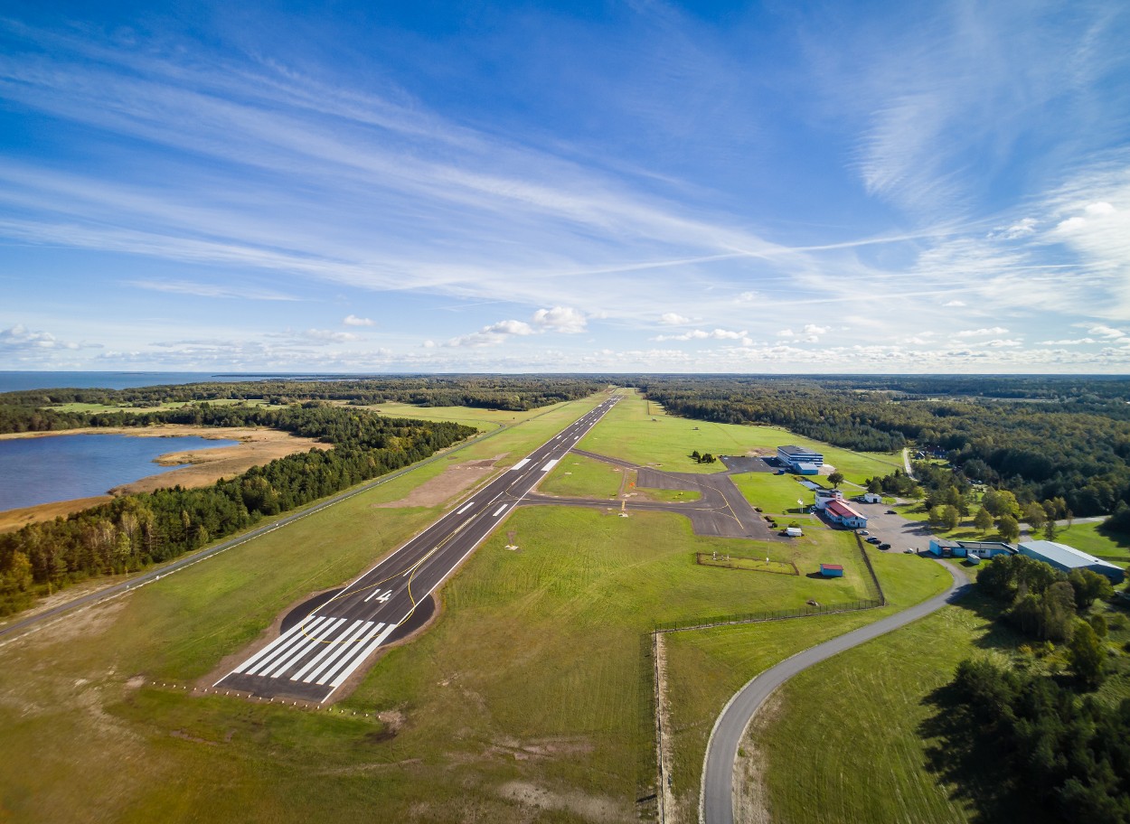 Kärdla lennuvälja renoveeritud liiklusala 2018. Foto: Hiiumaa Mudeliklubi
