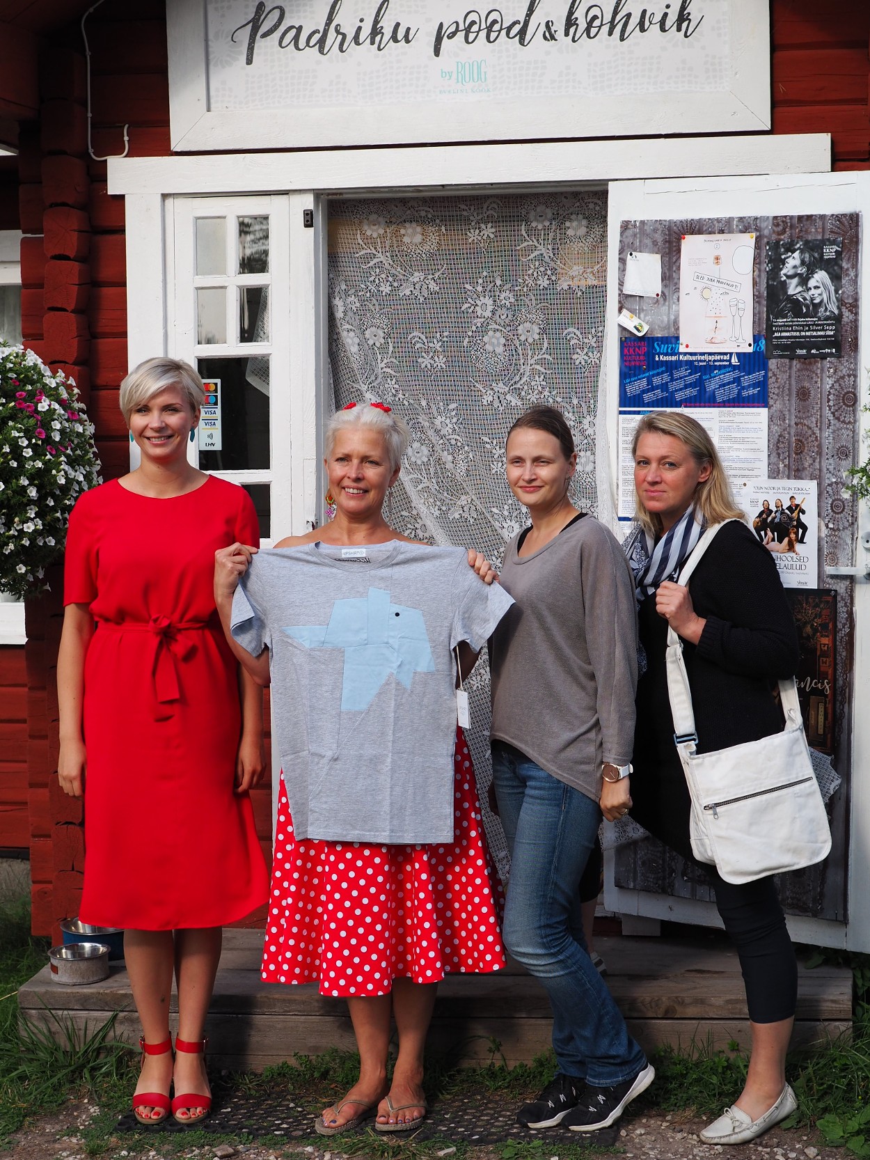 Evelin Ilves koos külalistega oma kohviku uksel