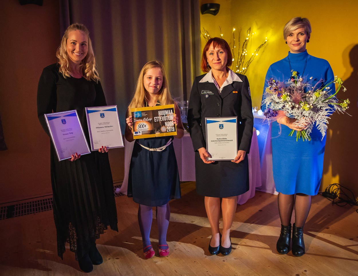 aasta noorsootöötaja 2019 Vivian Tülp, Hiiumaa ettevōtlik noor 2019 Simona Rätsep, aasta toetaja noorsootöös 2019: Kaitseliidu noorteorganisatsioonide esindaja Julia Gurjeva ja vallavanem Reili Rand.